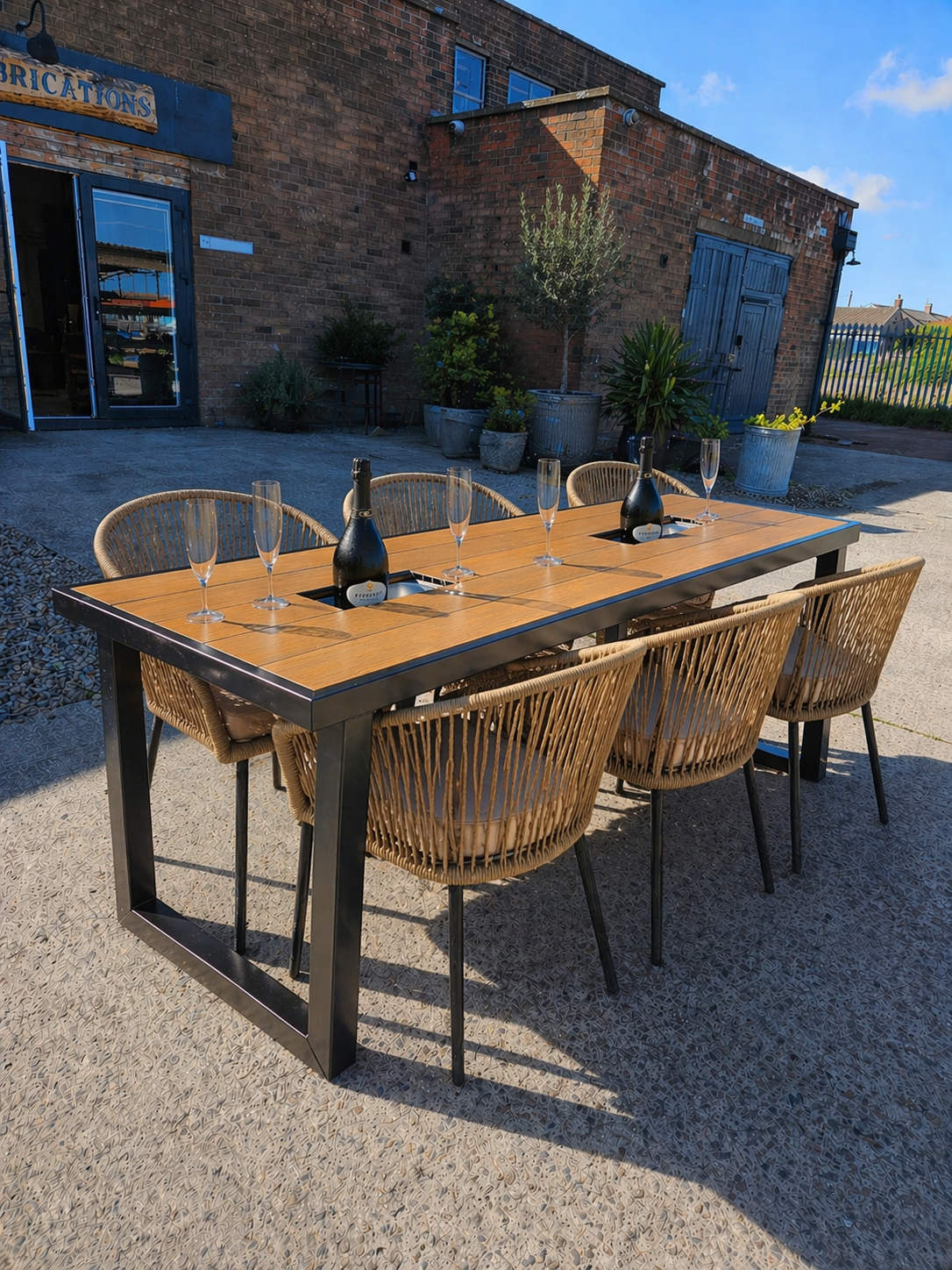 outdoor prosecco table 
