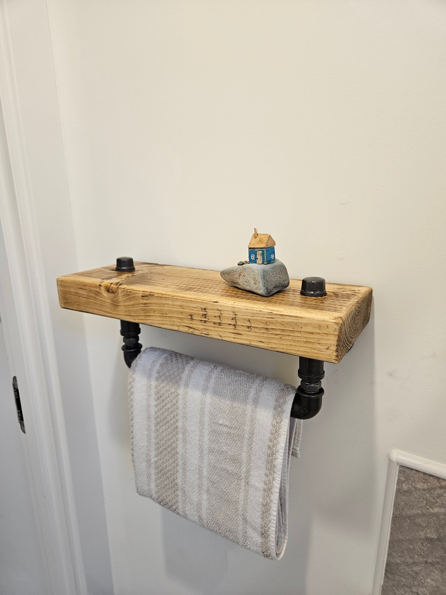 Shelving unit with towel holder